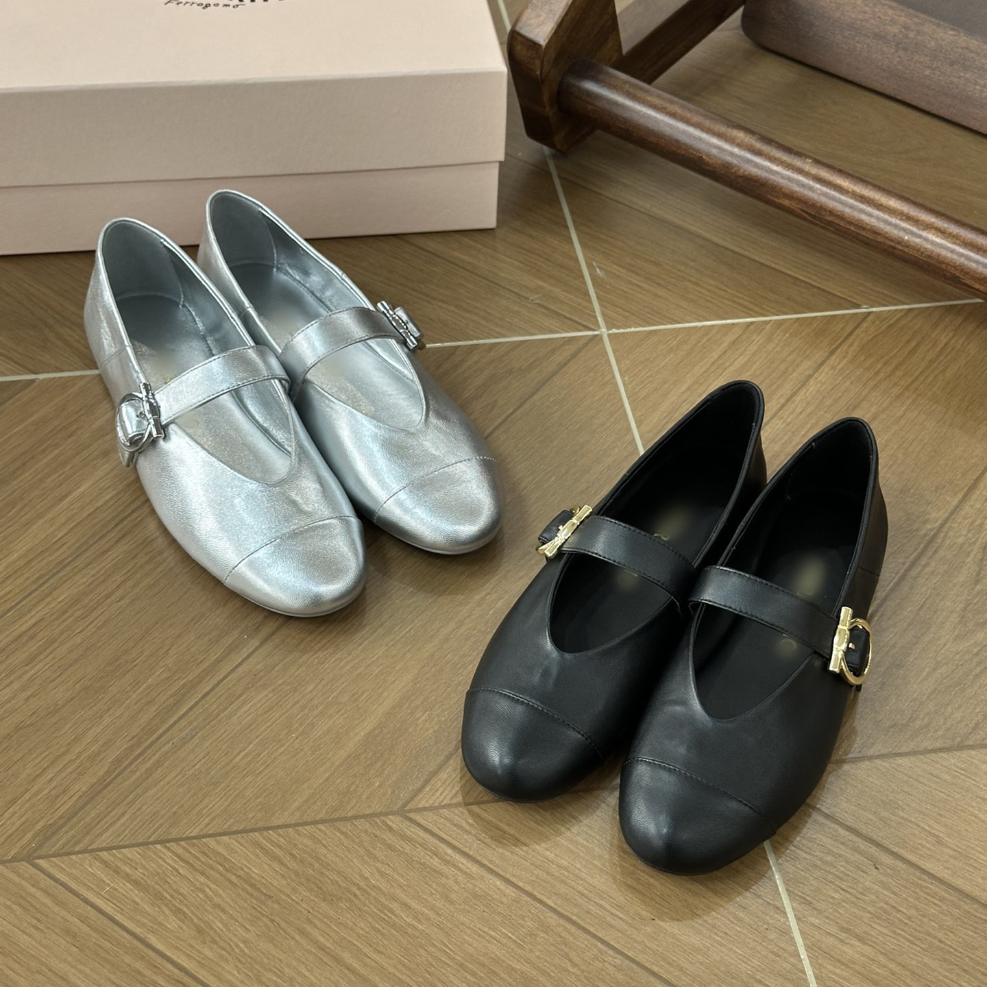 2025 새로운 여름 플랫 발레 슈즈 실버 레트로 메리 제인 슈즈 v 입 소프트 솔 여성 신발 유행