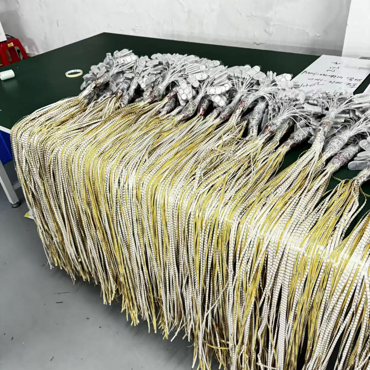Çeşitli pil kutuları, yumuşak ışık şeritleri, sensör 2835 LED ışık şeritleri, ışıklı oyuncaklar, mooncake kutuları, kendinden yapışkanlı ışıkların fabrika doğrudan satışı