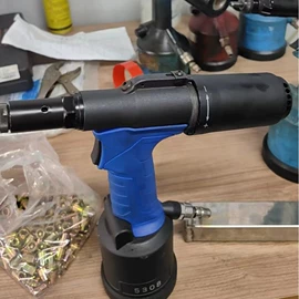 螺母;气动铆钉枪