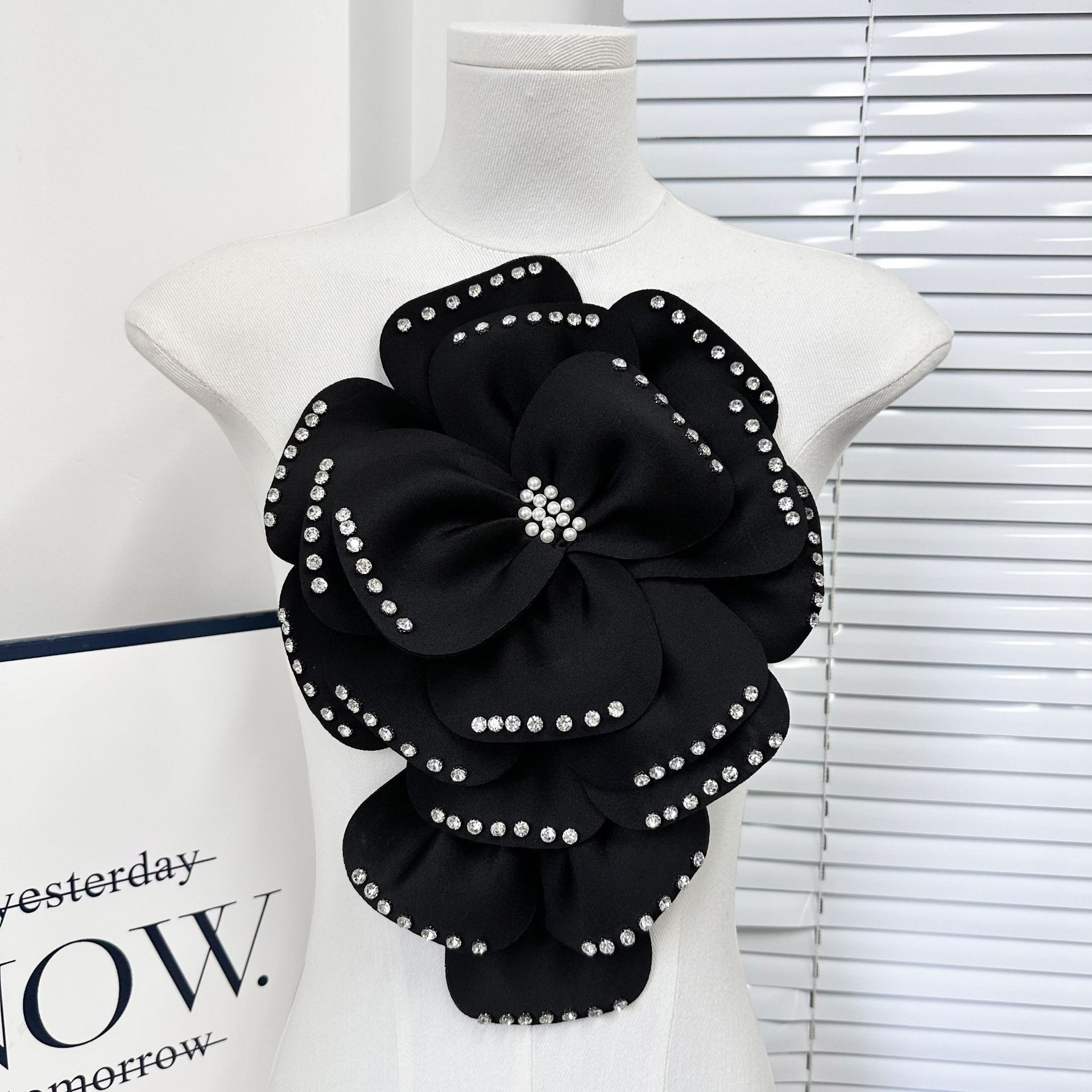 Pequeña multicapa tridimensional perlas de clavos de tela de alta calidad, ropa de flores grandes DIY, vestido, tocado, joyas para el cabello, joyas para el pecho