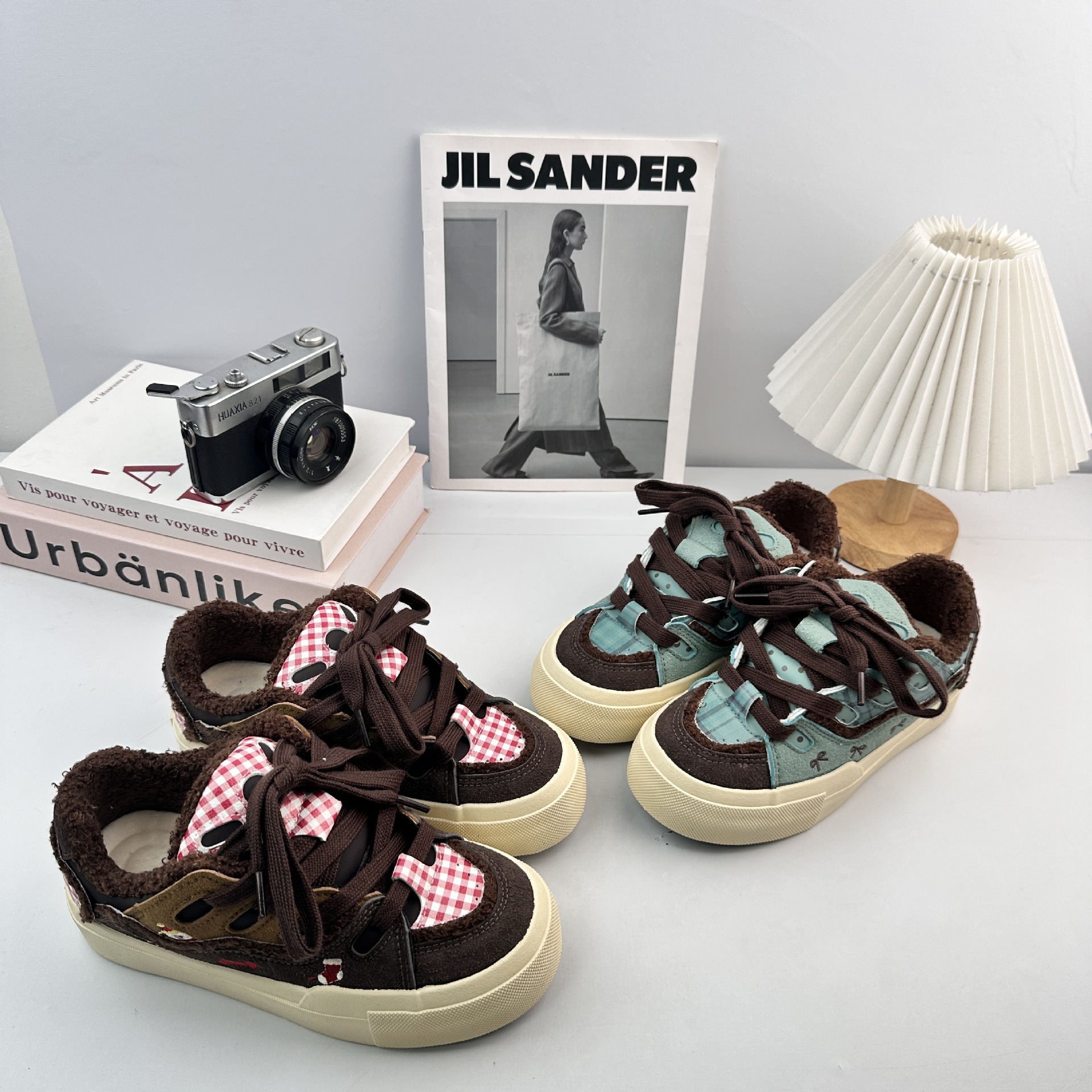 Yuanbo coreano zapatos de skate casuales para mujeres 2025 invierno nuevo estilo de terciopelo universal zapatos deportivos chique zapatos blancos