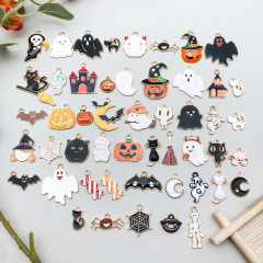 50種類のハロウィーン鬼節幽霊カボチャコウモリが油を垂らしてDIY合金アクセサリーを飾っている