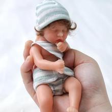 新款15厘米微型女孩 抱娃娃可水洗根卷发笑脸生动白种人重生女婴