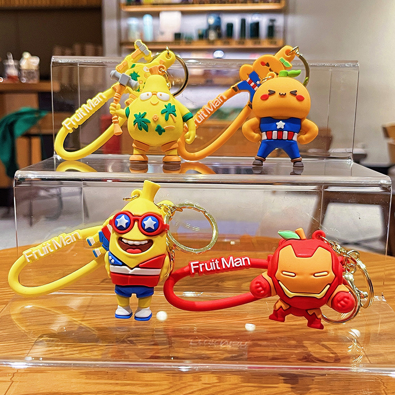 Fruita superhéroes llaveros femeninos lindos dibujos animados Iron Man bolsos de pareja colgante pequeño regalo al por mayor