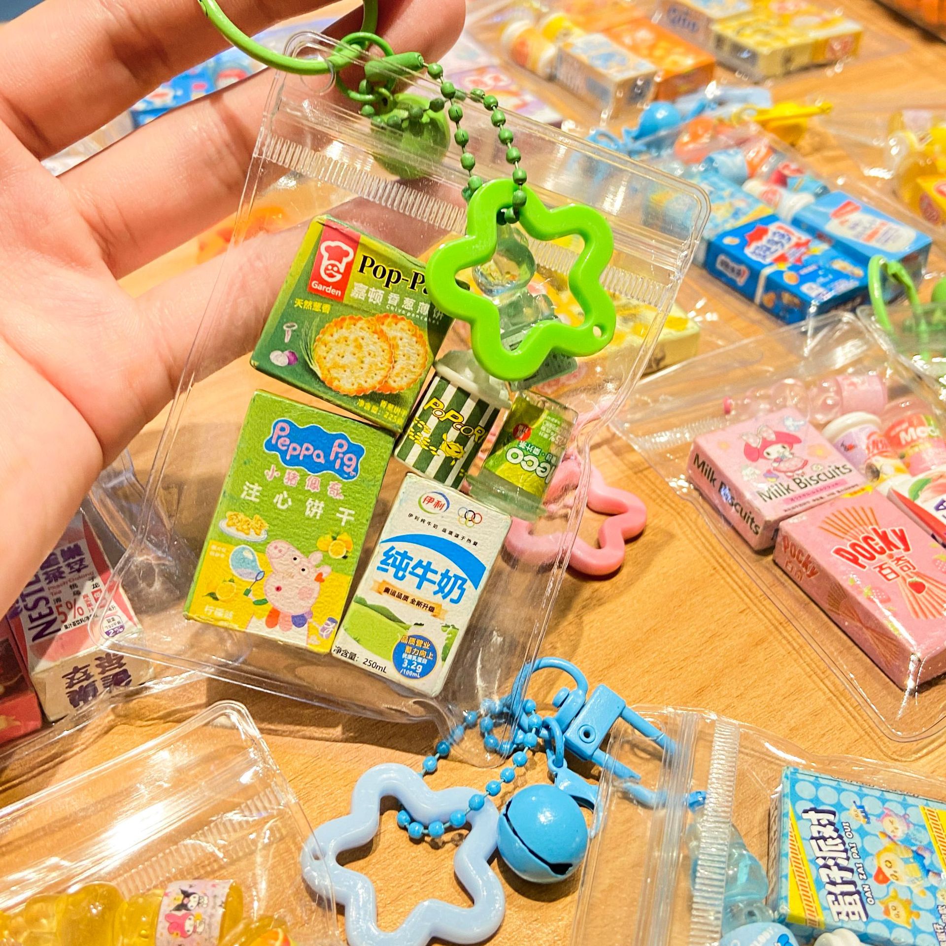 Comida divertida para jugar con galletas y bebidas colgantes combinados (24 paquetes de caja de exhibición) simulación de comida para jugar con colgentes de bocadillos en miniatura