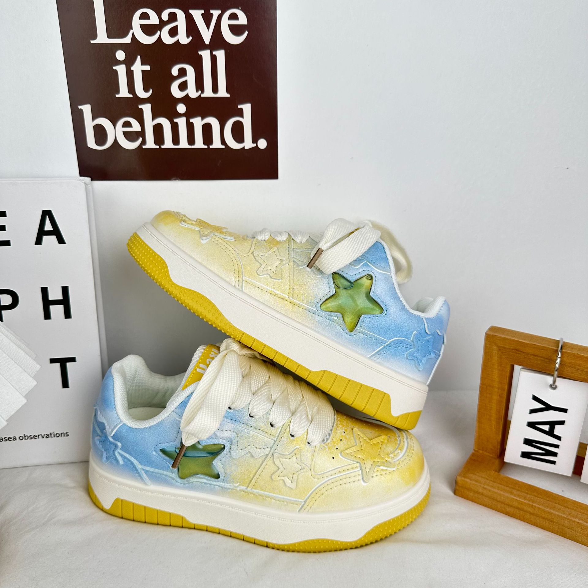 2024 primavera y verano color gradiente zapatos de skate plano coreano de estilo de Hong Kong zapatos blancos pequeños zapatos estrella zapatos de mujer