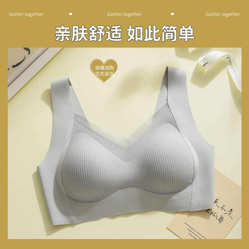 Los senos pequeños de la ropa interior de las mujeres se muestran grandes y se juntan.