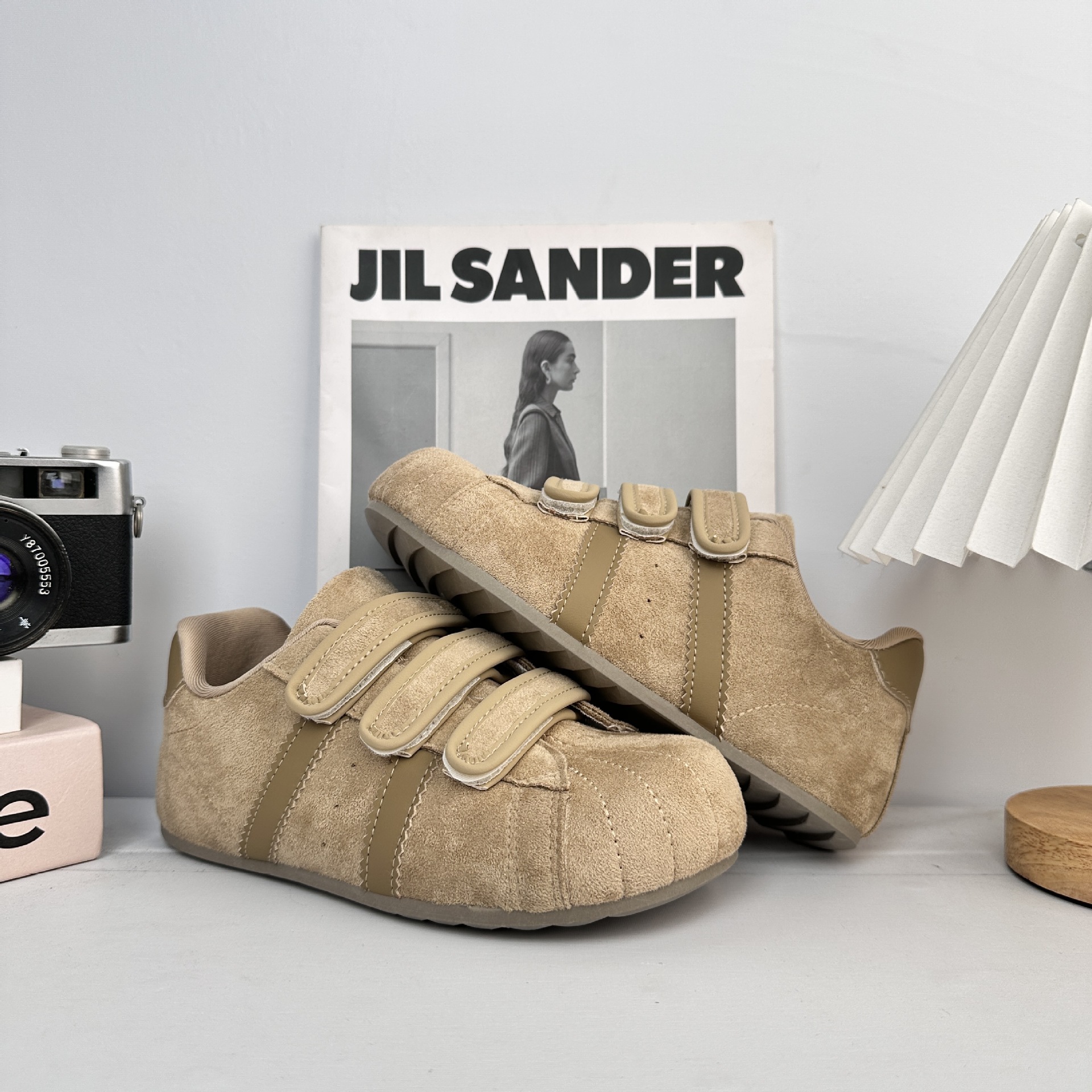 Zapatos de entrenamiento para mujeres 2025 nuevos velcro coreanos aumentan la altura de los zapatos deportivos casuales.