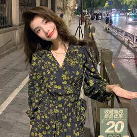 v领碎花长袖连衣裙女2025秋装一片式茶歇裙高级感法式收腰长裙子