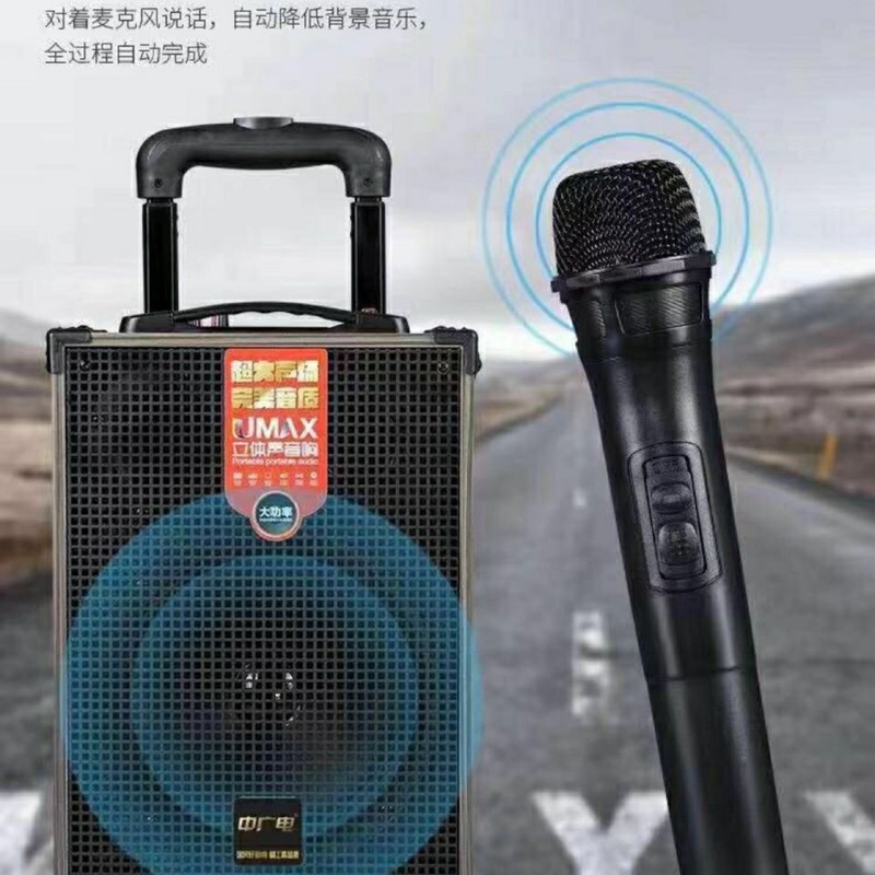 広場舞音響大出力アウトドアk歌は無線マイクを持っています。|undefined