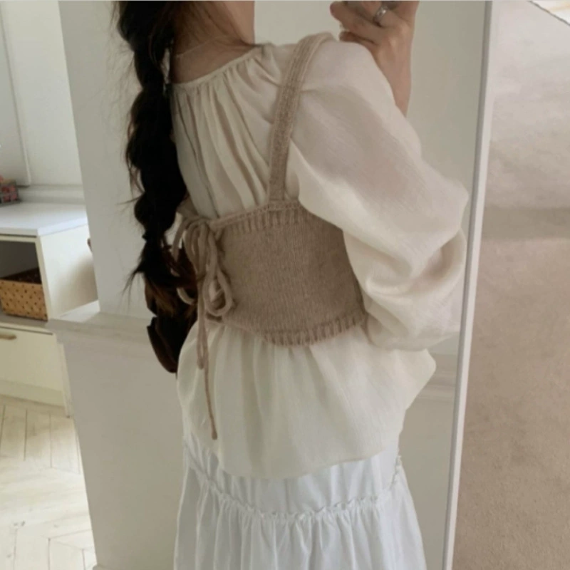 Новинка ранней осени: комплект из трех предметов в корейском стиле — свободная и универсальная плиссированная рубашка + универсальный топ-свитер + юбка для стройного силуэта