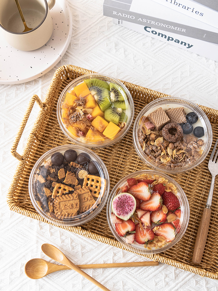 Taza de yogur en frío, arroz, pudín, leche de coco, grano de trigo, fruta, tazón transparente, pastel horneado, caja de embalaje de plástico