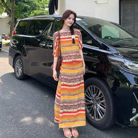 度假风彩色条纹连衣裙女2026新款夏日多巴胺设计感时尚气质长裙