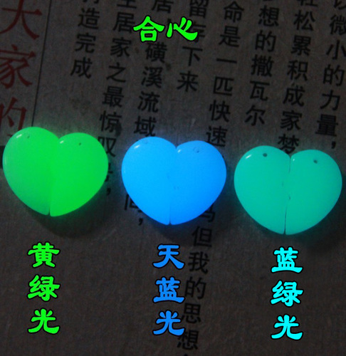 High-brightness natural luminous stone love necklace luminous stone couple heart pendant male and female friends heart pendant accessories
