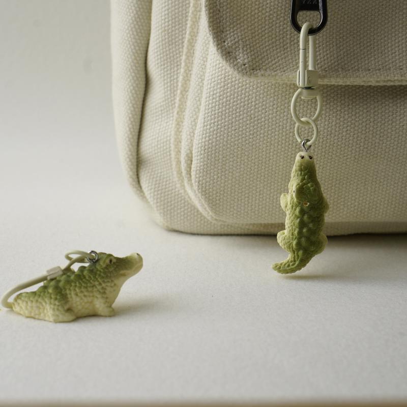 Bionic Crocodile-Shaped Resin Keychain, Cute Backpack Pendant, Trendy Accessory for Young People, Small Batch Purchase Bionic Crocodile-Shaped Resin Keychain, Cute Backpack Pendant, Trendy Accessory for Young People, Small Batch Purchase
