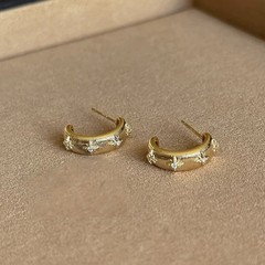 フレンチライトラグジュアリーなブラッシュドデザインの象嵌メタル半円Cリングピアス、絶妙でファッショナブルなイヤリングです。