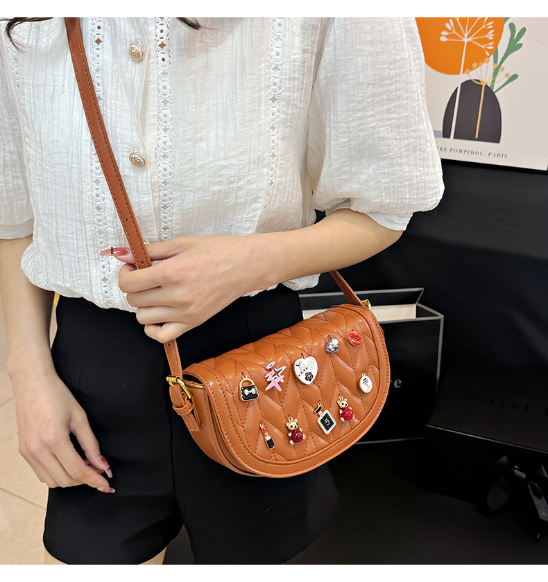 Women's Medium Pu Leather Lingge Streetwear Dumpling Shape Magnetic Buckle Saddle Bag display picture 20