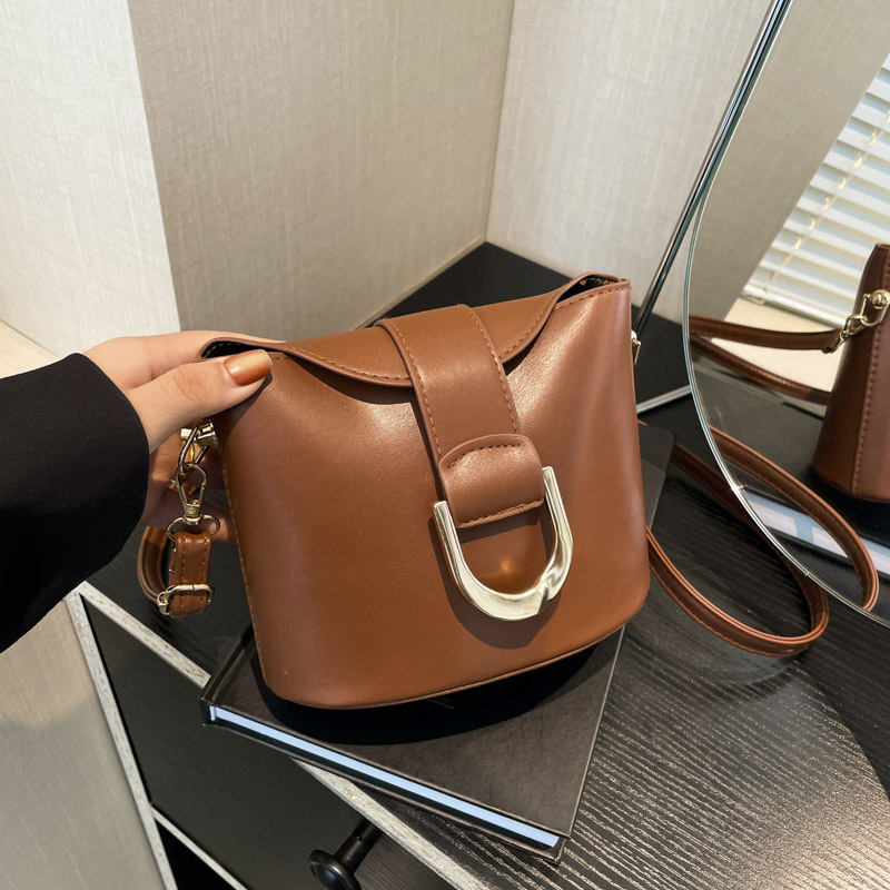 Bolsa de hombro de nicho, bolso de cinturón de cerradura retro, otoño y invierno de 2024, nuevo bolso de balde de tendencia de mujer.