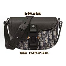 新款男士斜挎包帆布马鞍包时尚翻盖包经典老花邮差包迷你相机包包