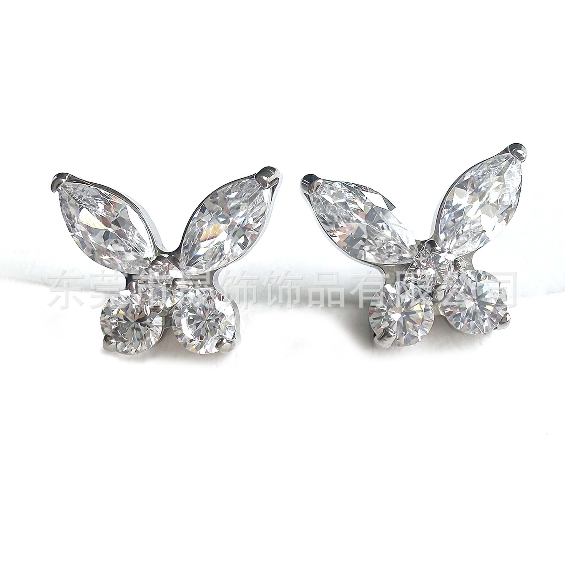 F136 Titanium Studded 五 Diamond Butterfly Ear Stud Cubic Zirconia Labret Stud G23 Implant Grade Titanium Piercing Jewelry Helix Cartilage Stud 风