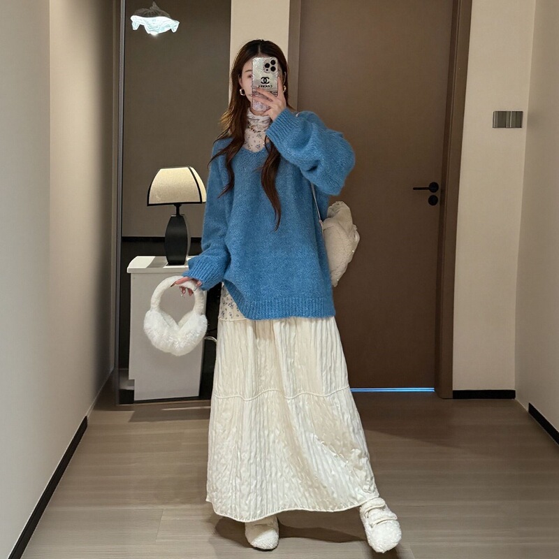 Stunning autumn and winter three-piece set for women: a gentle style knitted sweater with a floral pattern, a base shirt, and a skirt Stunning autumn and winter three-piece set for women: a gentle style knitted sweater with a floral pattern, a base shirt, and a skirt