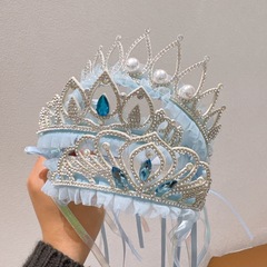 お姫様のクラウンのカチューシャ姫の氷雪の奇縁に合わせて髪飾りをします。