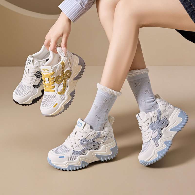 Zapatos de mujer 2026 nuevos zapatos casuales transpirables aumentan la altura de los zapatos de red de verano de 4,5 cm.