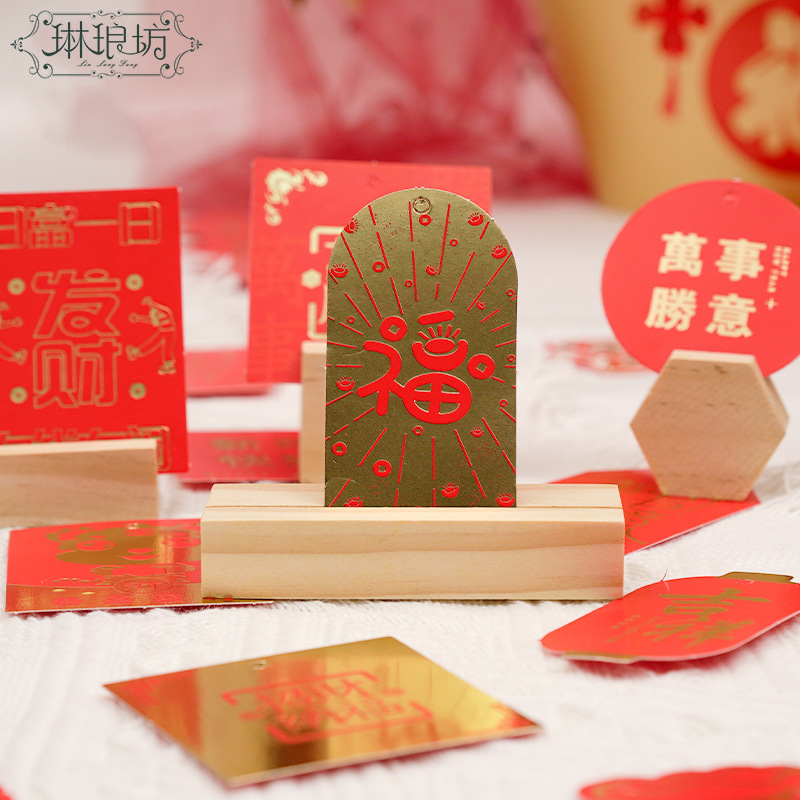 2024 Año Nuevo festivo año de dibujos animados moda bronceado etiqueta Festival de Primavera Vestido de Víspera de Año Nuevo tarjeta flor cubo flor Decoración