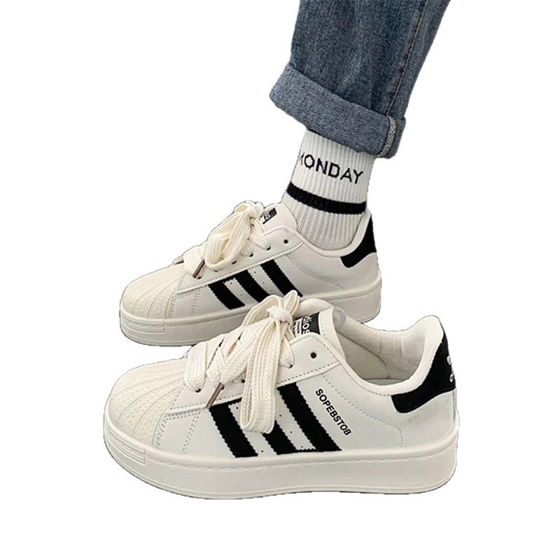 Zapatos blancos de cabeza de concha para mujeres 2025 primavera nuevos zapatos de plancha en línea rojo explosivo zapatos deportivos casuales