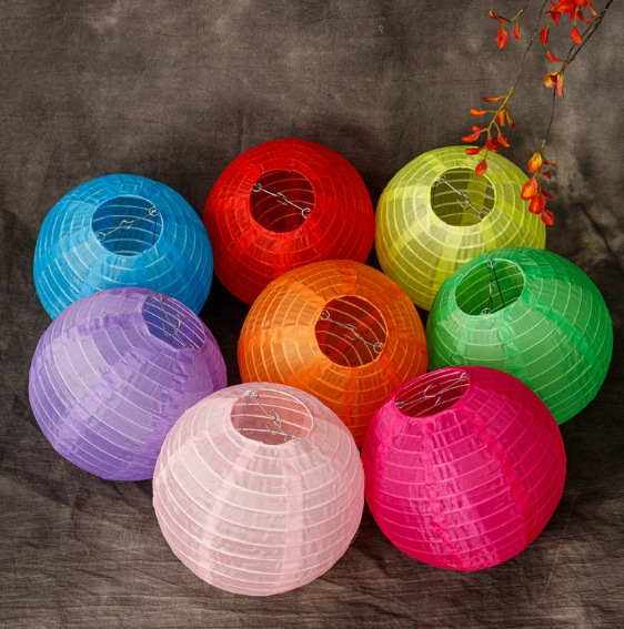 Linterna de seda de color al aire libre a prueba de agua lluvia y protección solar Linterna de decoración del Festival del Medio Otoño Linterna de protección solar plegable al por mayor