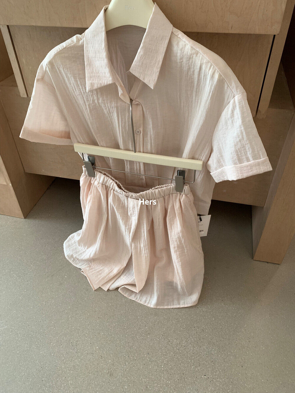 Bộ hai mảnh áo sơ mi ngắn phối quần short cạp chun nữ — xám đậm, màu hồng chi tiết 14