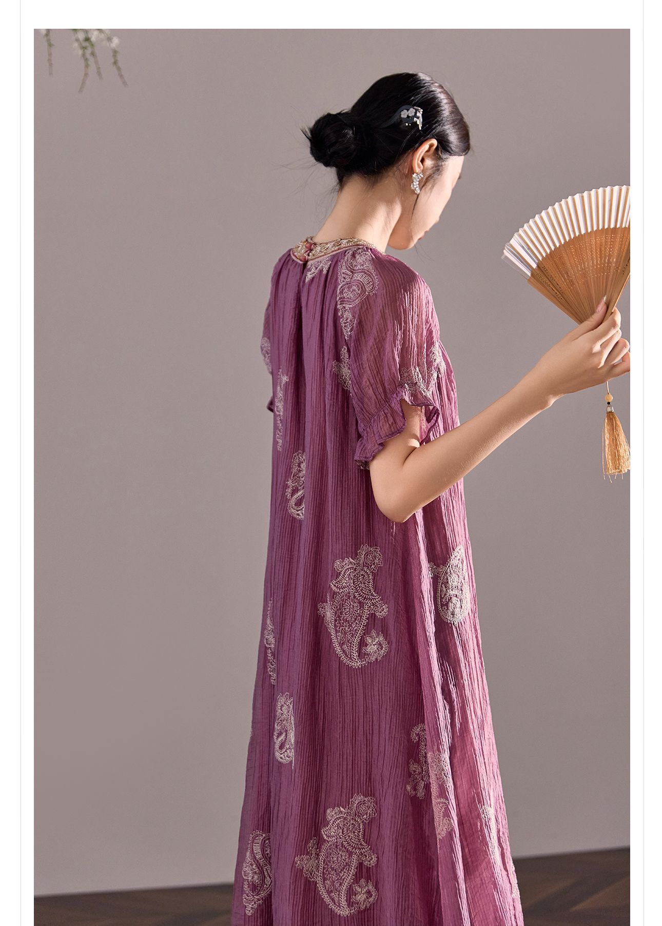 Đầm maxi nữ thêu họa tiết Chinoiserie cao cấp phong cách mới — Tím chi tiết 14