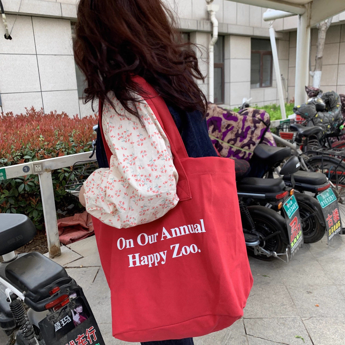 Red personalized casual tote bag, niche letter single-shoulder bag, mommy bag, retro large-capacity commuting canvas bag Specification drawing