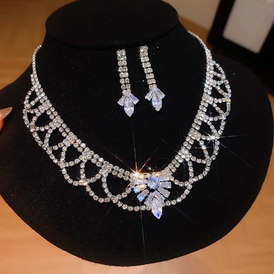 Collar de pendientes de diamantes con gotitas de agua transfronterizas europeas y americanas, colgante de moda de lujo ligero, cadena de clavícula, celebridad de Internet, joyería de alta gama, mujer