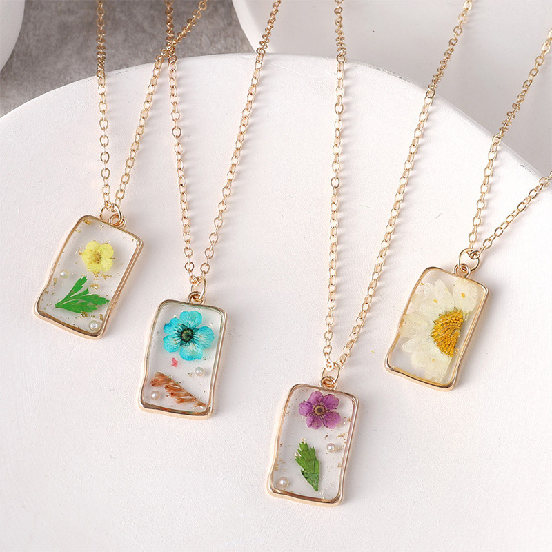 15g Weight Resin Pendant Material Pendant Necklace Classification Alloy Chain Material 1 Piece Quantity Casual Occasion Alloy, Resin Material Flower Pattern Unisex Gender Plating Design Pastoral, Simple Style Style Pastoral Simple Style Flower Alloy Resin Wholesale Pendant Necklace 4