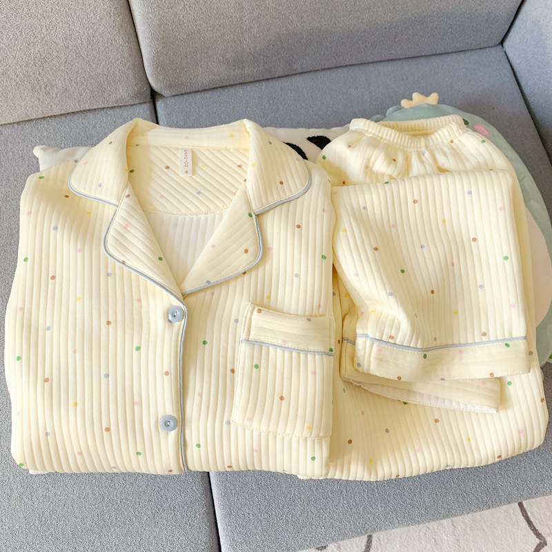 空気の綿のパジャマの女性の長袖の秋冬のタイプのサンドイッチの厚いスーツの日本の花のカーディガンの家庭服の春秋