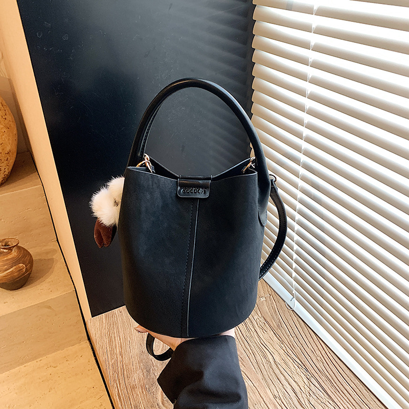 Bagos de cubo de mano de alta sensación de 2025 nuevo retro de hombro de una mujer bolso de alta sensación de bolso de mujer