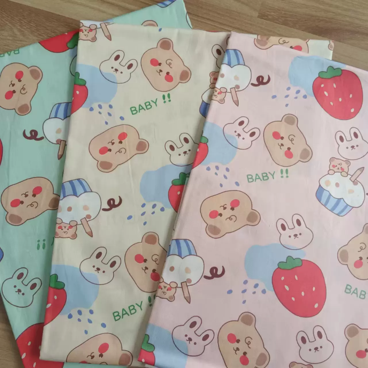批发纯棉草莓与熊布料 儿童卡通床单面料 宝宝枕头布料 全棉棉布