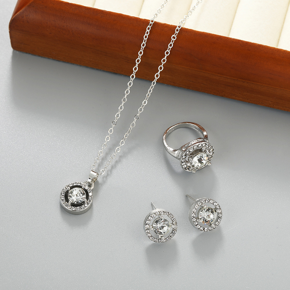 Collar de personalidad de temperamento de moda europea y americana transfronteriza Pendientes Conjunto de anillo Accesorios de cena de cercanías Conjunto de joyería de alta calidad