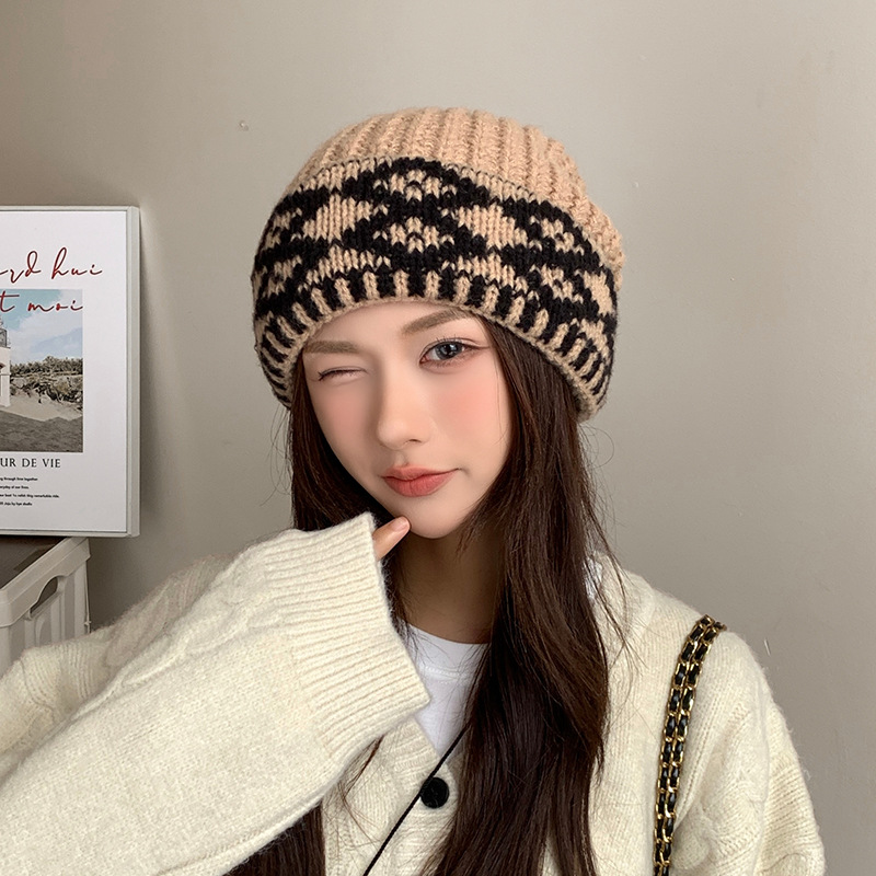Vintage-kariertes Strickmuster für Damen, Winter, koreanischer Stil, figurschmeichelnd für großen Kopfumfang, warme Ohren, Kälteschutz_voghion.com