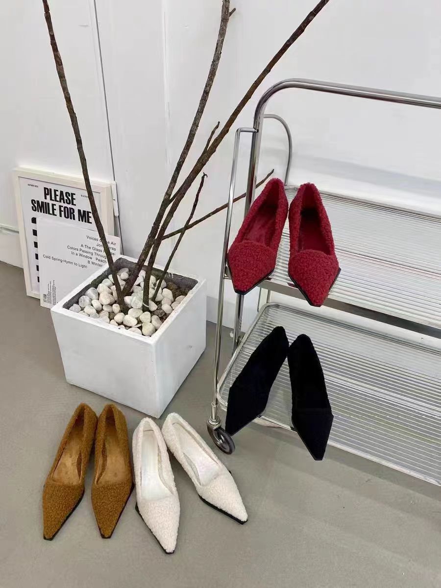 2024 autunno e inverno nuova moda versatile scarpe singole imbottite con bocca superficiale rete rossa a punta tacco basso fine con scarpe di lana_voghion.com