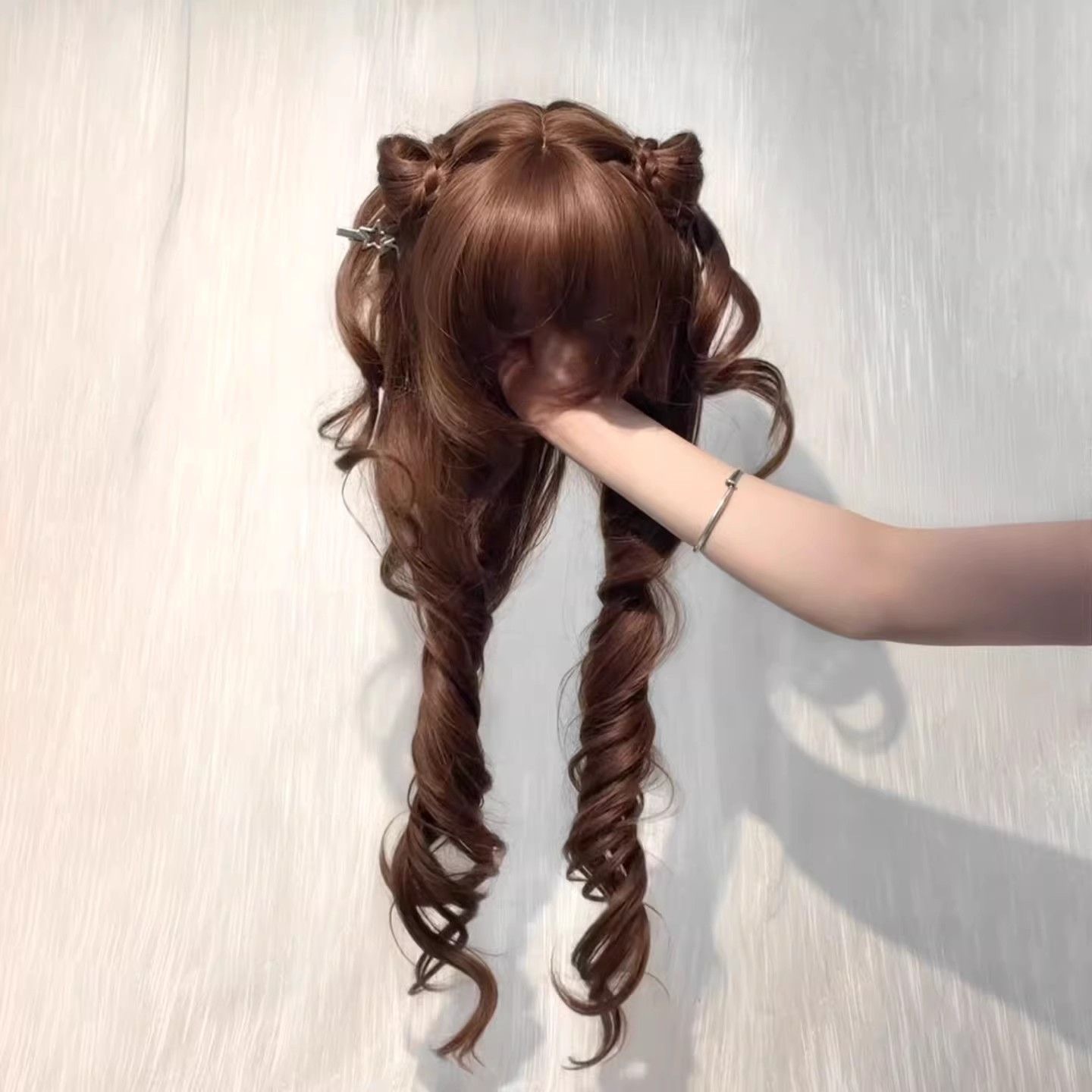 Perruques Koni - Perruque longue aux cheveux ondulés « Caramel Puff », brun chocolat japonais, perruque réaliste couvrant toute la tête