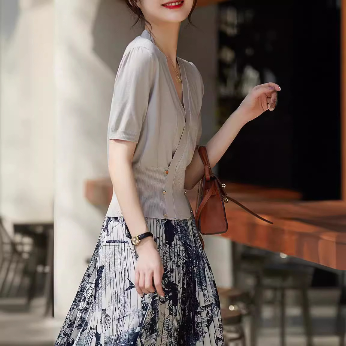 Áo thun nữ tay ngắn cổ chữ V kiểu quấn Pháp chất liệu tơ tằm dệt kim — màu xanh chi tiết 2