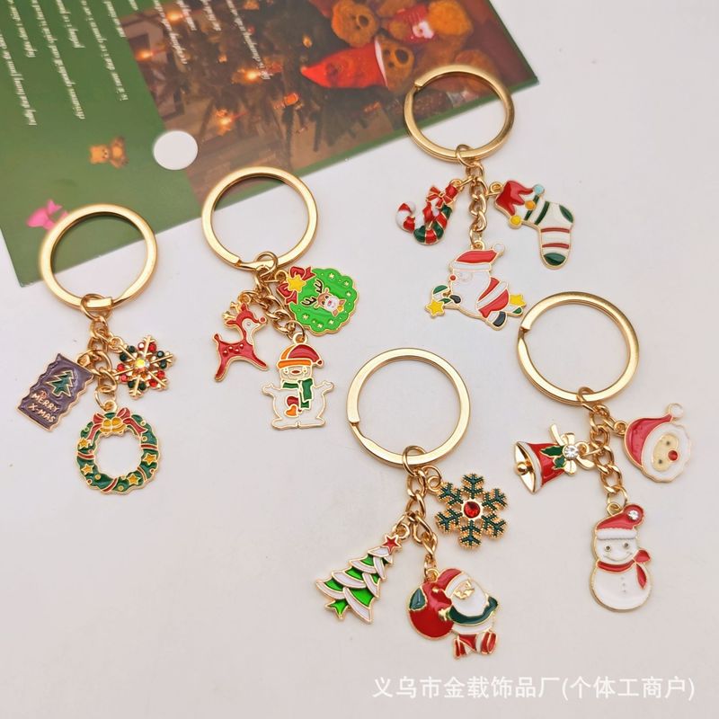 クリスマスのキーチェーンのクリスマスツリーは精巧なサンタクロースのヘラジカのプレゼントの箱の鈴のアクセサリーの包みのペンダントを飾ります。|undefined