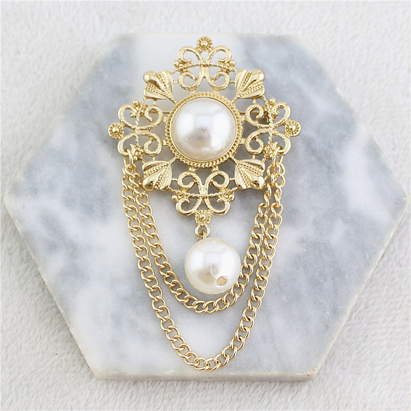 Vintage-Barock-Brosche im koreanischen Stil mit Perlen, hohler Kette und Quaste – ein Schmuckstück im luxuriösen Design._voghion.com