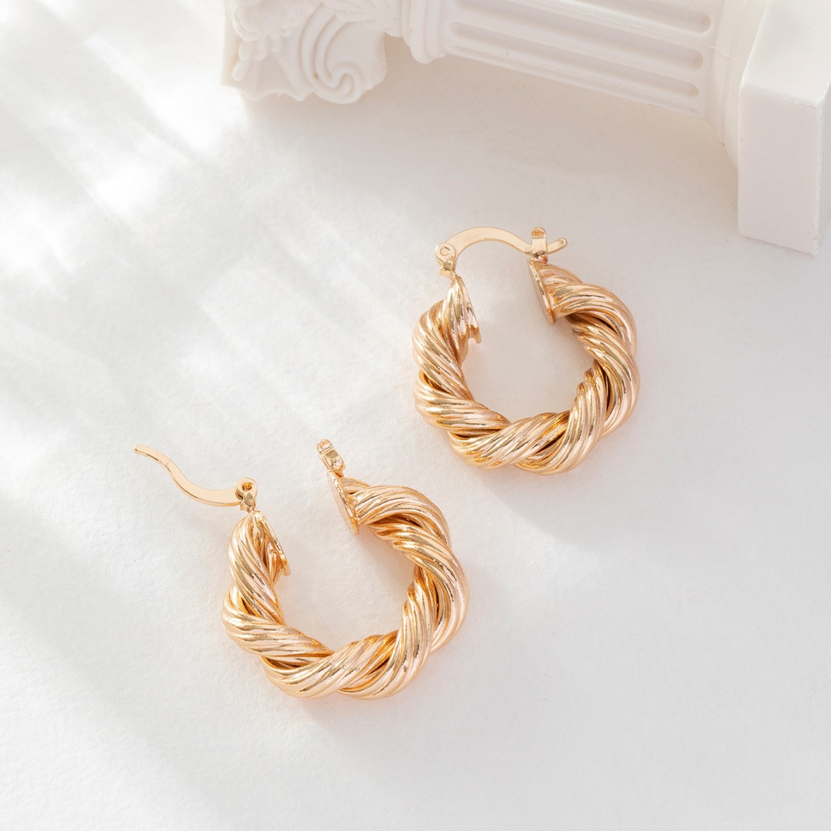 Amazon nicho de diseño retrógrado simple ligero aretes de lujo inswind único de alto nivel de sensación de perilla torcida