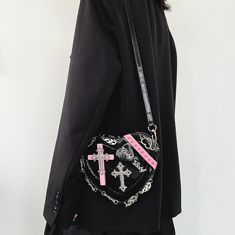 Nueva moda de Las Mujeres oscuras bolsa de la muchacha caliente en forma de corazón de moda bolso de hombro fresco personalidad remache punk Cruz bolsa de mensajero