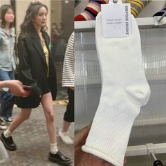 女性の秋の靴下の女性のinsの潮はかわいいスターと同じ甘美な女性の新型の中筒の靴下の経典の白黒になります。