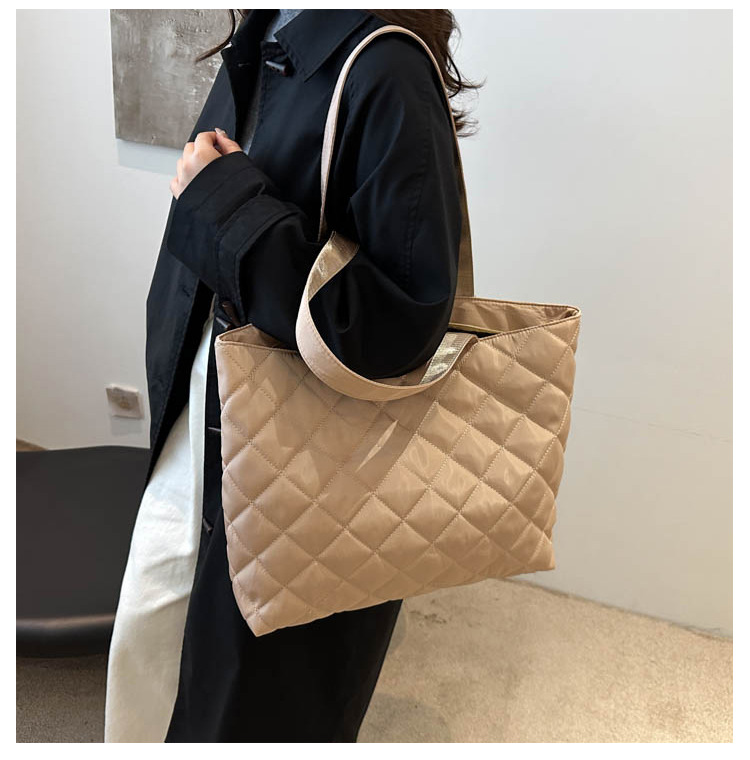 A new large-capacity diamond-shaped commuter handbag and fashionable single-shoulder tote bag for women in the niche cotton-padded jacket bag for autumn and winter 2024 undefined