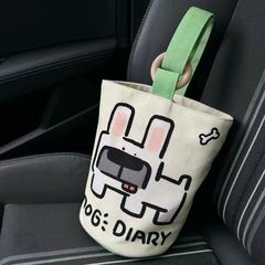 サラリーマンの携帯手提げ袋キャンバスのバケツバッグが可愛いバケツ型の手に持っています。